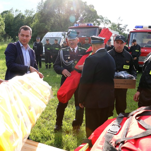 Przekazanie sprzętu dla Ochotniczych Straży Pożarnych